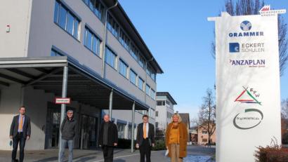 Bild:  Wiesel/OTH Amberg-Weiden/exb
Auch wenn das OTH-Logo vor dem ehemaligen Grammer-Gebäude noch fehlt, die Planungen sind abgeschlossen. Von links: Professor Ulrich Schäfer, Professor Wolfgang Schindler, Professor Wolfgang Weber, OTH-Vizepräsident Alfred Höß und Andrea Klug, die Präsidentin der Hochschule.