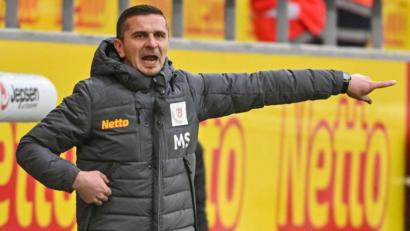 Bild: Armin Weigel/dpa
Kein Grund so grimmig dreinzublicken: Trainer Mersad Selimbegovic hat seinen Vertrag beim SSV Jahn Regensburg um zwei Jahre bis 2023 verlängert.