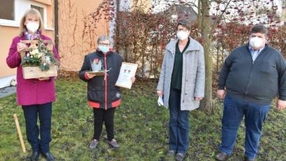 Bild: no
Ehrung zum Arbeitsjubiläum in der Grundschule Illschwang (von links): Schulverbandsvorsitzende Brigitte Bachmann, Jubilarin Jutta Struppeck, Rektorin Gabi Pirner und Bürgermeister Dieter Dehling.