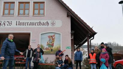 Bild: ga
Engagierte Jugendliche und Helfer sammelten in der Umgebung von Unterauerbach allerlei Unrat.