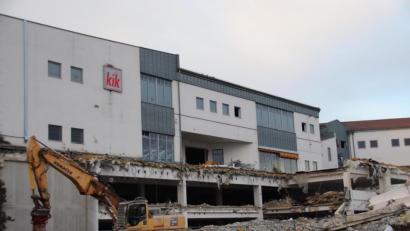 Bild: cog
Bis Februar soll das Gelände am Bierhalsberg bereit sein für den Neubau der Oberpfalz-Arkaden.