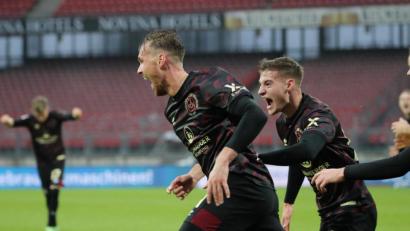 Bild: mr
Glücksmoment in letzter Minute: Asger Sörensen (Mitte) jubelt mit seinen Kollegen über sein Siegtor für den 1. FC Nürnberg.