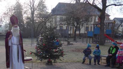 Bild: u
Not macht erfinderisch! In Corona-Zeiten war und ist diese Volksweisheit mehr als gefragt – so auch im Antonius-Kindergarten in Sachen Nikolausbesuch. Dort überraschte der Heilige Mann die Kinder beim Christbaumschmücken im Garten.



Not macht erfinderisch! In Corona-Zeiten war und ist diese Volksweisheit mehr als gefragt – so auch im Antonius-Kindergarten in Sachen Nikolausbesuch. Dort überraschte der Heilige Mann die Kinder beim Christbaumschmücken im Garten.