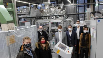 Bild: fphs
Rainer Rädel vom Landratsamt, Stefanie Fürst von der Stadt Marktredwitz, Oberbürgermeister Oliver Weigel, Firmenchef André Rauch, AWK-Geschäftsführer Michael Lottner sowie Marius und Jacqueline Rauch von der Gesellschafterfamilie (von links) zeigten sich von der neuen Maschine beeindruckt.