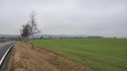 Bild: ws
Noch ein Feld, aber bald schon ein weiterer Standort für ein Werk der Ziegler-Group. Im Norden von Bärnau, direkt an der Umgehung Richtung Hermannsreuth, will das Unternehmen für 60 Millionen Euro auf zwölf Hektar einen Betrieb zur Herstellung von Holzfaser-Dämmplatten errichten. Dort könnten rund 75 Personen eine Beschäftigung finden.