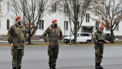 Bild: OSF Mario Hönig/Bundeswehr/exb
Von links: Stabsunteroffizier Marco Cygan und Hauptfeldwebel Sascha Schindler werden vom Bataillonskommandeur Oberstleutnant Sven Zickmantel ausgezeichnet.