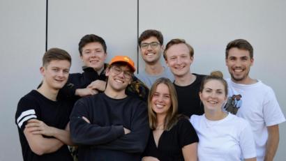 Bild: Labelbird
Das achtköpfige Team von Labelbird will kleine, regionale Modemarken groß rausbringen. Wir haben mit Lisa Bauer (vorne, rechts) und Robert Weckerling (hinten, Mitte) über das Konzept des Onlineshops gesprochen.