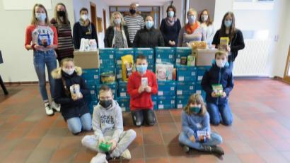 Bild: jzk
Brigitte Wagner und Carola Müller von der Kemnather Tafel (Vierte und Fünfte von links) freuten sich über die gemeinsame Weihnachtsaktion der Kemnather Realschule