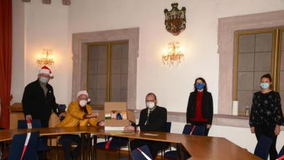 Bild: bey
Helmuth Wächter, Vorsitzender des Deutsch-Amerikanischen-Gemeinschaftsausschuses, und Landrat Andreas Meier (beide sitzend) präsentieren symbolisch eines der 600 Pakete für hilfsbedürftige Menschen. Mit dabei auch James Federline vom DAGA (links) und Christina Braun, Sozialamt und Sozialamtsleiterin Monika Robl (von rechts).