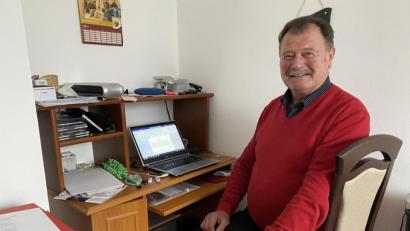 Bild: Eichl
Oswald Schmidt tippt heute all sein Gereimtes ins Laptop. Früher hackte er jede Zeile in eine Schreibmaschine, kopierte zigfach und verschickte die Erinnerungen an Busreisen per Post.