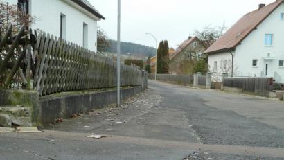 Bild: Portner
Die Straße „Dreifaltigkeit“ wird ihre Schlaglöcher verlieren. Die Vorplanung mit Vollausbau inclusive Kanalsanierung und neuer Wasserleitung lag im Stadtrat vor. Jetzt folgt die Ausschreibung der Leistungsphasen.