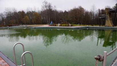 Bild: bkr
Naturerlebnisbad Immenreuth: Dünne Eisflächen schwimmen schon auf der Wasseroberfläche. Die Eisbären beim Neujahrsschwimmen würden sie nicht abschrecken. Im Gegenteil. Ihren unentgeltlichen Dienst leisten bereits wieder bis zum Frühjahr Graskarpfen im Becken.