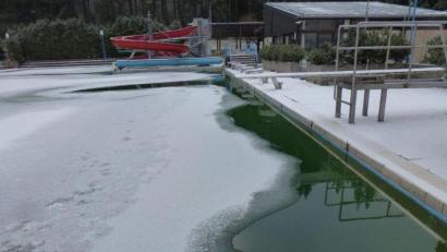 Bild: Siegfried Walter/exb
Die Verantwortlichen des Förderkreises Freibad Altglashütte bauten in die Becken Rohre ein, die mit Löchern versehen sind. Aus den Löchern wird mittels kleiner Umwälzpumpen das eigene unbeheizte Beckenwasser umgepumpt. So kann sich keine Eisdecke auf der Wasseroberfläche bilden und schützt so die Fliesen im Becken.