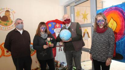 Bild: frd
Über 1000 Euro konnte Günter Gilch (Zweiter von rechts) an (von links) Stadtpfarrer Alfons Kaufmann, Kindergartenleiterin Sabine Forster und Stellvertreterin Hildegard Nirschl überreichen. Das Geld war bei seiner Obstbaum-Aktion zusammengekommen.