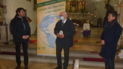 Bild: mad
Die KLB-Vertreter Klaus Hirn (links) und Max Hastreiter (rechts) überreichte das KLB-Ehrenzeichen an Joseph Frey.