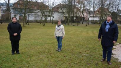 Bild: jr
Im Stadtpark „Wiendlwiese“ wird an Heiligabend ab 15.30 Uhr ein Wortgottesdienst mit Krippenspiel gefeiert. Bei der Vorbesprechung mit dabei waren (von links) Kaplan Daniel Schmid, Petra Landstorfer (Pfadfinder) und Bürgermeister Stefan Grillmeier.
