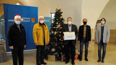 Bild: Christine Hollederer/exb
James P. Federline und Helmuth Wächter vom Deutsch-Amerikanischen Gemeinsamen Ausschuss überreichten eines der insgesamt 50 Päckchen an Landrat Richard Reisinger, Georg Jobst und Norbert Vogl vom Landratsamt Amberg-Sulzbach (von links).