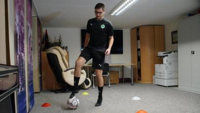 Bild: Katrin Zapf-Pasieka
Mit der Sohle am Ball um die Hütchen – Peter Prechtl, Trainer der U11 der SpVgg Greuther Fürth, macht eine der Übungen in der Corona-Online-League vor