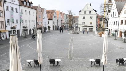 Archivbild: Petra Hartl
So wird sich der Weidener Marktplatz künftig noch öfter präsentieren: In Weiden und dem Kreis Neustadt gilt ab Montag eine nächtliche Ausgangssperre. Der Einzelhandel muss deutschlandweit ab Mittwoch bis auf Geschäfte des täglichen Bedarfs schließen.