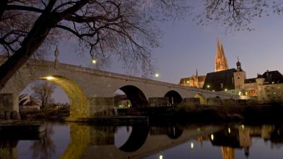 Archivbild: Armin Weigel
Die Regensburger Altstadt mit dem Dom Sankt Peter und der Steinernen Brücke im Abendlicht