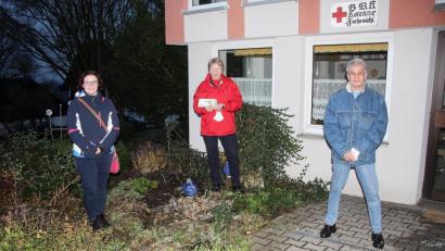 Bild: wro
Jugendrotkreuz-Gruppenleiterin Nina Hartung (links) bedankte sich für die Spende beim Vorsitzendengespann des AWO-Ortsvereins, Ramona Glowka (Mitte) und Edwin Ulrich (rechts).