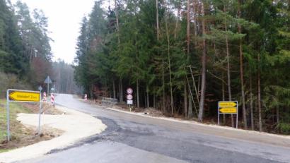 Bild: jp
Die Gemeindeverbindungsstraße Kastl–Utzenhofen Umelsdorf ist wieder frei befahrbar, da die Baufirma in die Winterpause gegangen ist. Allerdings ist bei der Durchfahrt Vorsicht geboten, da die Bankette noch nicht befestigt und die Leitplanken angebracht sind. Es gilt durchgehend Tempo 50.