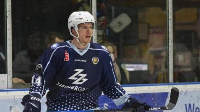 Bild: gb
Die Blue-Devils-Stürmer Louis Latta (Bild) und Martin Heinisch schieden am Sonntag bei der 1:3-Niederlage in Rosenheim verletzt aus. „Der Einsatz von beiden ist sehr, sehr fragwürdig“, sagt Trainer Ken Latta vor dem Heimspiel am Dienstag um 20 Uhr gegen den Höchstadter EC.