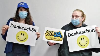 Bild: Koja Stadt Amberg/exb
Nadine Gräml (links) und Cornelia Aschenbach bedanken sich bei ihren ehrenamtlichen Helfern für die Unterstützung.