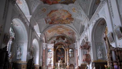 Bild: Petra Hartl
Die Michelfelder Pfarrkirche ist ziemlich groß, bietet in Coronazeiten, aber auch nur einer eingeschränkten Zahl von Gläubigen Platz.