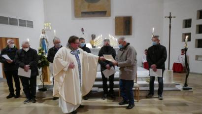 Bild: Max Pravida/exb
Pfarrer Sven Grillmeier bei der Ehrung der anwesenden Jubelsodalen im Festgottesdienst zum 70-jährigen Bestehen der Pfarrgruppe Mockersdorf der Marianischen Männer-Congregation.