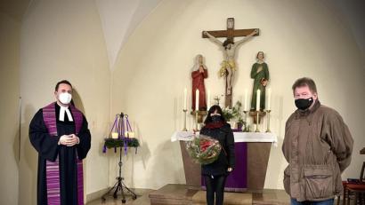 Bild: wku
Pfarrer Stefan Fischer, (links) und Vertrauensmann Ulrich Gerlach (rechts) verabschiedeten die langjährige Organistin Olga Meisner (Mitte)