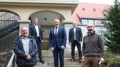 Bild: Sara Dietz/Landkreis Tirschenreuth/exb
Jürgen Land und Jonas Lutz (vorne, von links) verlassen das Landratsamt. Personalchef Walter Brucker, Landrat Roland Grillmeier, und Personalrat Max Bindl (hinten, von links) verabschiedeten sie.