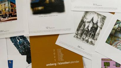 Bild: ass
Zwölf kleine Kunstwerke für die Wand und den Rahmen. Der Amberger Künstlerkalender für das Jahr 2021 ist da.
