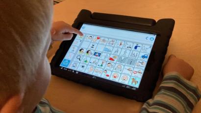 Bild: Andrea Tißen/exb
Das mit den Spendengeldern angeschaffte iPad hilft bei der Kommunikation in der Förderstelle.