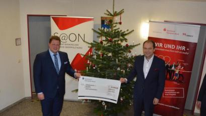 Bild: jr
Bei der Übergabe des symbolischen 10.000-Euro-Schecks im Rathaus (von links): Vorstandsvorsitzender Ludwig Zitzmann, Bürgermeister Stefan Grillmeier, Vorstandsmitglied Hans-Jörg Schön und Filialbereichsleiter Thomas Böhm.