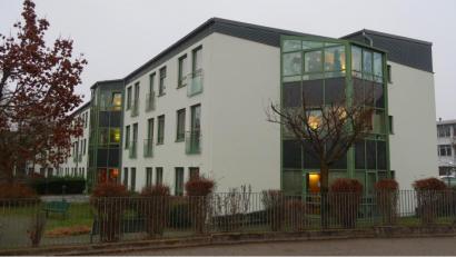Bild: uz
In einem Stockwerk des BRK-Seniorenheims in Weiden wurde eine Quarantänestation eingerichtet. Auf den Zimmern bleiben müssen jedoch alle Bewohner.