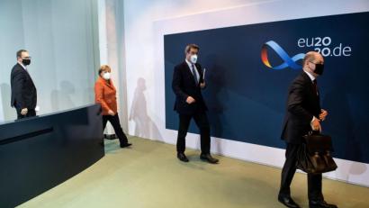 Bild: Bernd von Jutrczenka/dpa
Bundeskanzlerin Angela Merkel (CDU) verlässt mit Michael Müller (SPD,l), Regierender Bürgermeister von Berlin, Markus Söder (CSU, 2.v.r), Ministerpräsident von Bayern, und Olaf Scholz (SPD), Bundesfinanzminister, die Pressekonferenz im Bundeskanzleramt.