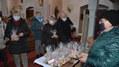 Bild: jr
Selbstgebackene Plätzchen gab es für die Senioren beim Hinausgehen aus der Pfarrkirche. Gebacken hatten die süßen Überraschungen die Mitglieder des Leonberger Seniorentreffs mit Seniorenbeauftragter Gertrud Männer (rechts).