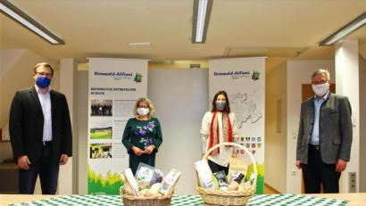 Bild: njn
Steinwald-Allianz Geschäftsführer Martin Schmid, die Projektmanagerinnen Eva Gibhardt und Elisabeth Waldeck sowie Bürgermeister Johannes Reger, Vorsitzender der Steinwald-Allianz (von links) präsentieren den Geschenkkorb. .