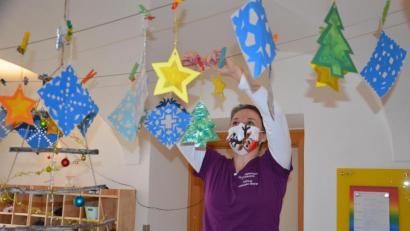 Bild: Eva Gröninger
Die Leiterin der Kindertagesstätte St. Jakobus Ensdorf, Manuela Mayer, die Geschenke für die Senioren vorbereitet