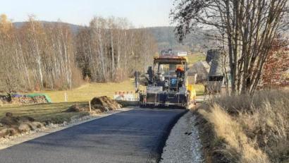 Bild: ld
Die neue Decke des Straßenabschnitts am Hainberg zwischen Schneebergweg und Nagel wurde bereits asphaltiert, die Seitenränder sind aufgefüllt. Die Fortsetzung folgt im Frühjahr,