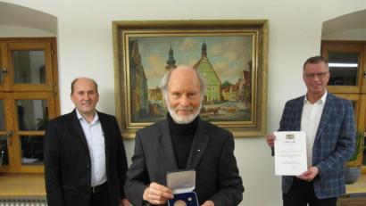 Bild: fg
Zusammen mit dem Sprecher der SPD-Stadtratsfraktion Josef Birner, links zeichnete 1.Bürgermeister Hermann Falk rechts den derzeit dienstältesten Hirschauer Stadtrat Günther Amann im Auftrag von Innenminister Joachim Herrmann mit der kommunalen Verdienstmedaille des Freistaates Bayern in Bronze aus.