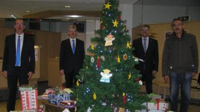 Bild: öt
Die Wunschsterne-Aktion von Caritasverband Tirschenreuth und Raiffeisenbank Oberpfalz Nord-West erfüllt auch im Jahr 2020 viele Kinderwünsche. Gerd Schwindl (von links) und Vorstand Robert Haubner übergaben die Geschenke an Caritas-Geschäftsführer Martin Kneidl und dessen Mitarbeiter Konrad Weis zur Weiterleitung.