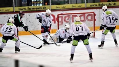Bild: Hans-Jürgen Ziegler
Fünf Weidener, von links Barry Noe, Mirko Schreyer, Goalie Timon Bätge, Marius Schmidt und Michael Kirchberger, können den Ausgleich durch Kyle Gibbons nicht verhindern. Die Blue Devils verloren am Sonntag bei den Starbulls Rosenheim mit 1:3.