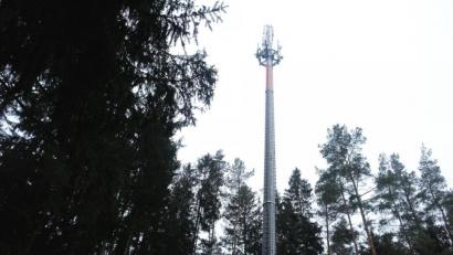Bild: do
Ein hoher Baumbestand, wie zum Beispiel rund um den Funkmast auf dem Netzaberg bei Eschenbach, soll teilweise den Blick auf den künftigen Sendemasten im Gemeindewäldchen bei Haselhof verdecken.