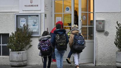 Bild: Hans Punz/exb
Aus die Maus. Ab Mittwoch machen die Schulen in Deutschland zu und gehen auf Distanzunterricht bevor die Ferien anfangen. Oberpfalz-Medien hat die Schulen und Kindergärten im Landkreis Schwandorf gefragt, wie sie sich vorbeireiten.