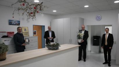 Bild: Wolfgang Fenzl/Landratsamt Tirschenreuth/exb
Landrat Roland Grillmeier und Veterinäramtsleiter Dr. Klemens Dötsch trafen sich mit Vorstand Rainer Lukas und Dominik Schürz von der Volksbank Raiffeisenbank Nordoberpfalz Nordoberpfalz (von links) zur Einweihung der neuen Räume des Veterinäramts.