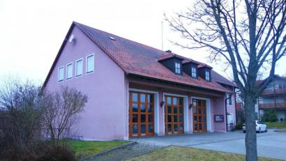 Bild: fjo
Von außen sind die massiven Schäden am Feuerwehrhaus kaum zu sehen. Betroffen sind jedoch innen Decken und Wände.