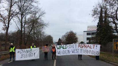 Bild: uz
Klimaschützer errichten eine Straßenblockade in der Christian-Seltmann-Straße wegen Gewerbegebiet Weiden-West IV.