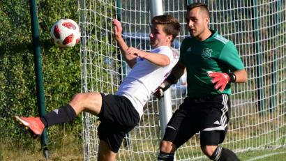 Bild: ham
Die Fußballer wie der Schirmitzer Torhüter Luca Wittmann (rechts) hoffen darauf, im Frühjahr endlich wieder kicken zu dürfen.